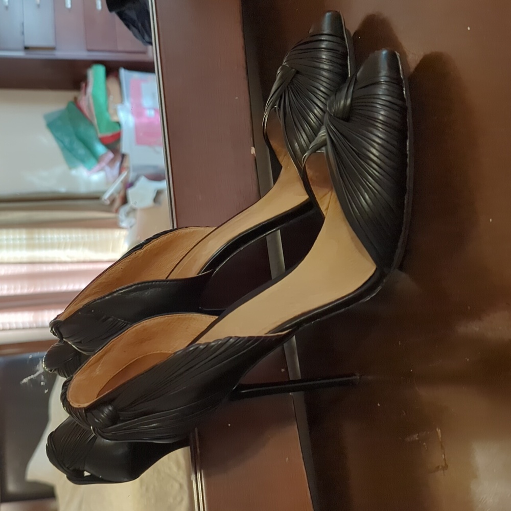L.A.M.B. 10M women's leather pumps